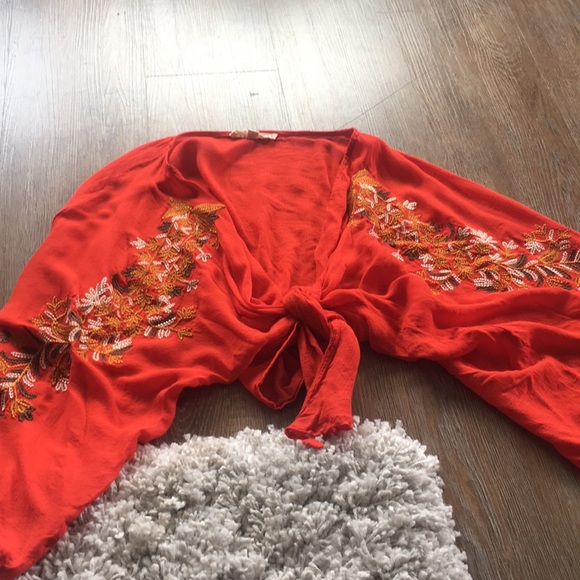 Crop top w/tie (NEW) - Picture 3 of 5